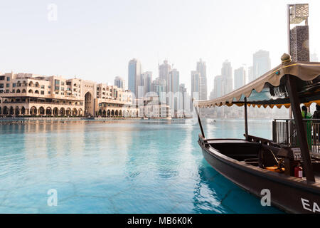 Dubai, Emirati Arabi Uniti, 27 marzo 2018: giornata tranquilla vicino alla fontana danzante di Dubai