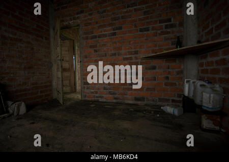 Un casale abbandonato in Ecuador, gli occupanti hanno a lungo in quanto spostata fuori e si sta lì interamente disabitata essendo lentamente recuperato dalla natura. Foto Stock