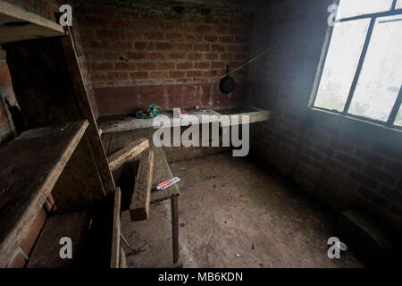 Un casale abbandonato in Ecuador, gli occupanti hanno a lungo in quanto spostata fuori e si sta lì interamente disabitata essendo lentamente recuperato dalla natura. Foto Stock