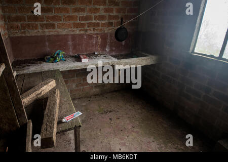 Un casale abbandonato in Ecuador, gli occupanti hanno a lungo in quanto spostata fuori e si sta lì interamente disabitata essendo lentamente recuperato dalla natura. Foto Stock