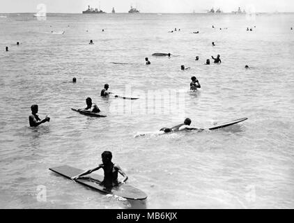 Surfisti di legno con tavole da surf in spiaggia di Waikiki, Honolulu, territorio di Hawaii, c1930. Foto Stock
