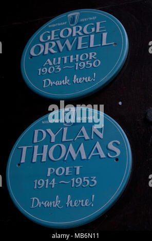 La placca sul muro di Wheatsheaf pub di Fitzrovia, dove George Orwell e Dylan Thomas usato per bere negli anni quaranta in London, England, Regno Unito Foto Stock