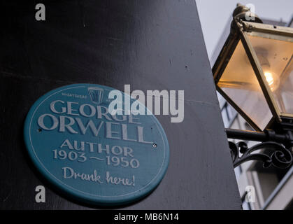 La placca sul muro di Wheatsheaf pub di Fitzrovia, dove George Orwell usato per bere negli anni quaranta in London, England, Regno Unito Foto Stock