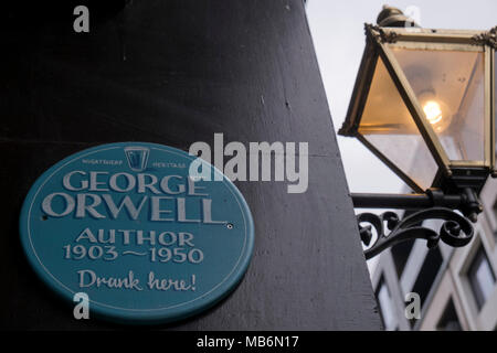 La placca sul muro di Wheatsheaf pub di Fitzrovia, dove George Orwell usato per bere negli anni quaranta in London, England, Regno Unito Foto Stock