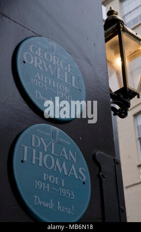 La placca sul muro di Wheatsheaf pub di Fitzrovia, dove George Orwell e Dylan Thomas usato per bere negli anni quaranta in London, England, Regno Unito Foto Stock