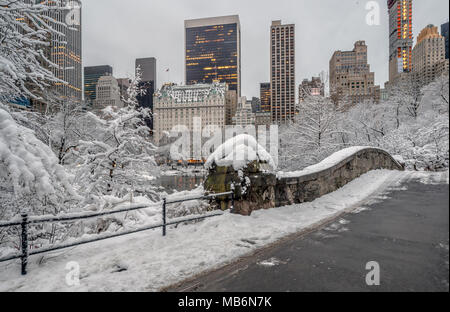 Tempesta di neve sul ponte Gapstow nel Central Park di New York City Foto Stock