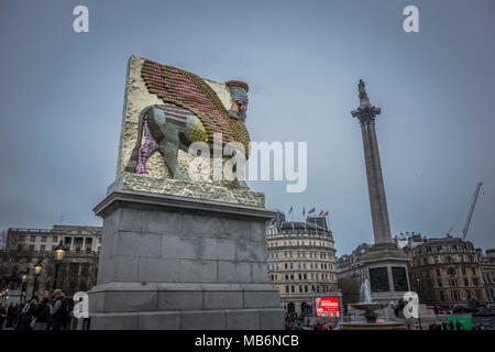 Michael Rakowitz 'Il nemico invisibile non dovrebbero esistere' sul quarto plinto, Trafalgar Square, London, Regno Unito Foto Stock