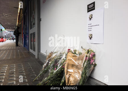 Fiori al di fuori di Sainsbury's, su Tottenham Court Road, segnare il punto dove " Irish Keith', una traversina ruvida, è stato trovato morto il 27 marzo 2018. Foto Stock