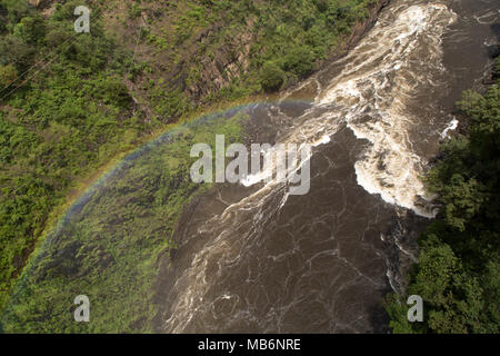 Rainbow visto dal Victoria Falls Bridge sul confine dello Zimbabwe e Zambia. Il ponte attraversa il fiume Zambesi. Foto Stock