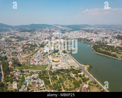 Vista aerea da Lat città. Royalty di alta qualità gratuitamente stock immagine di vista superiore di Da lat. Il centro città con la montagna e foresta Foto Stock