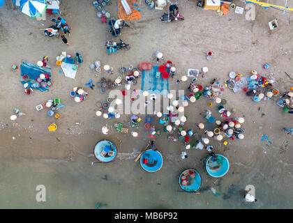 Vista dall'alto. Vista aerea del porto di pesca di mercato da fuco. Royalty di alta qualità gratuitamente stock immagine del mercato a Mui ne porto di pesca o di villaggio di pescatori Foto Stock
