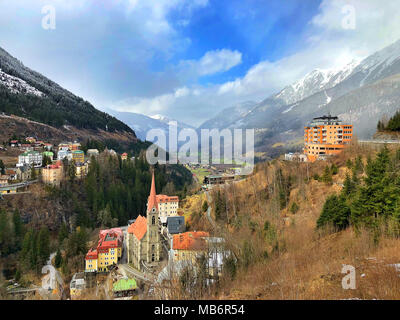 Bad Gastein in primavera. Si tratta di un centro termale austriaco e sci città in Alti Tauri montagne a sud della città di Salisburgo. Foto Stock