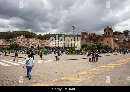 CUSCO, Perù - Gennaio 1, 2018: Unidentified persone sulla strada di Cusco, Perù. Tutta la città di Cusco è stato designato come un Sito Patrimonio Mondiale dell'UNESCO Foto Stock