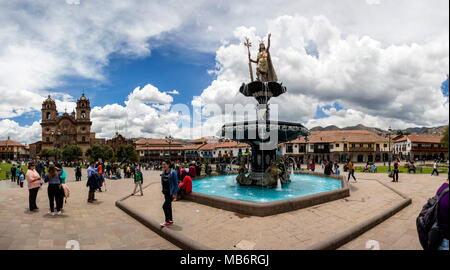 CUSCO, Perù - Gennaio 1, 2018: Unidentified persone sulla strada di Cusco, Perù. Tutta la città di Cusco è stato designato come un Sito Patrimonio Mondiale dell'UNESCO Foto Stock