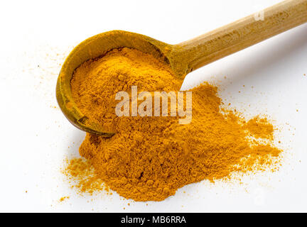 La curcuma in polvere. Curcuma o Curcuma è la spezia che dà al curry il suo colore giallo. Esso è stato utilizzato in India da migliaia di anni come una spezia e Foto Stock