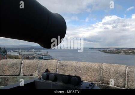 Un vecchio canonico rivolta verso il San.fiume San Lorenzo dalla fortezza di La Citadelle nella città di Québec in Canada. Città Patrimonio mondiale Foto Stock