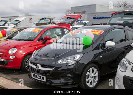 Piazzale del concessionario di autoveicoli; usato usato auto in vendita, per basso noleggio mensile presso la concessionaria Suzuki, Southport, Regno Unito Foto Stock