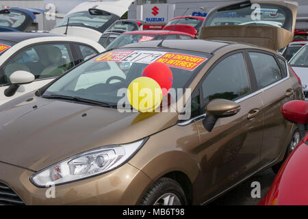 Auto usate di seconda mano per la vendita, per il noleggio mensile a basso costo presso la concessionaria Suzuki lotto, Southport, UK Foto Stock