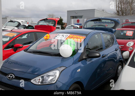 Piazzale del concessionario di motori; auto usate di seconda mano per la vendita, per il noleggio mensile basso presso la concessionaria Suzuki, Southport, UK Foto Stock