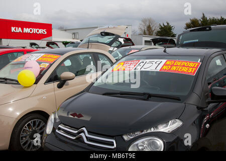 Piazzale del concessionario di motori; auto usate di seconda mano per la vendita, per il noleggio mensile basso presso la concessionaria Suzuki, Southport, UK Foto Stock