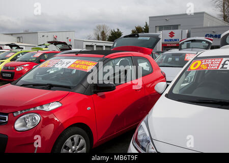 Piazzale del concessionario di motori; auto usate di seconda mano per la vendita, per il noleggio mensile basso presso la concessionaria Suzuki, Southport, UK Foto Stock