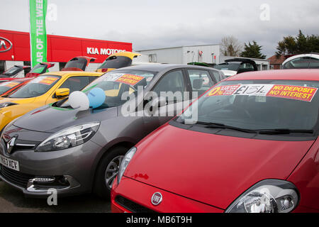 Piazzale del concessionario di motori; auto usate di seconda mano per la vendita, per il noleggio mensile basso presso la concessionaria Suzuki, Southport, UK Foto Stock