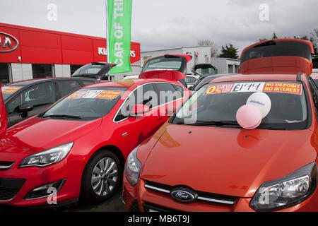 Piazzale del concessionario di motori; auto usate di seconda mano per la vendita, per il noleggio mensile basso presso la concessionaria Suzuki, Southport, UK Foto Stock