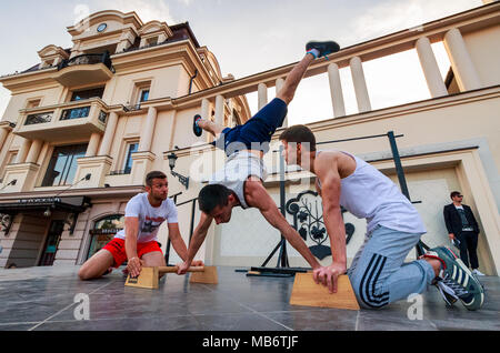 Uzhgorod, Ucraina - Giu 10, 2016: i partecipanti di sport all'aperto la concorrenza. allenamento campionato Uzhgorod. I giovani mostrano la loro abilità sul aren Foto Stock