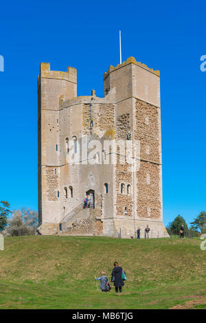 Orford Suffolk castello, vista in estate del ben conservato castello del 12th ° secolo mantenuto gestito dal National Trust a Orford, Suffolk, Inghilterra, Regno Unito Foto Stock