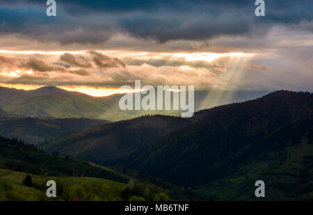 Fasci di luce sulle montagne. bellissimo paesaggio durante le tempeste Foto Stock