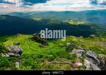 Percorso di una faccia di tiger rupe sopra la valle. spettacolare paesaggio delle montagne dei Carpazi in estate. Ubicazione Pikui mountain, Ucraina Foto Stock