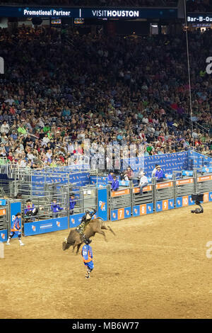 Cowboy a cavallo di un strappi bull, Houston Livestock Show e Rodeo, Houston, Texas, Stati Uniti d'America Foto Stock