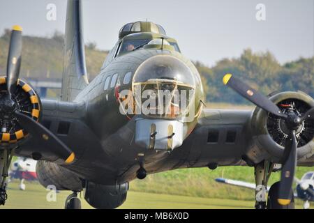 B 17 Flying Fortress, Sally b, vista frontale sul terreno, guerra mondiale 2 bombardiere. Foto Stock