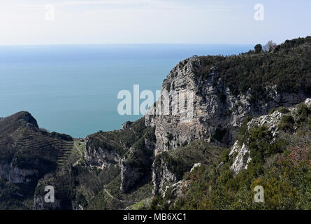 Magnifiche vedute lungo la Costiera Amalfitana dal Monte Tre Calli, con Positano e Capri in lontananza Foto Stock