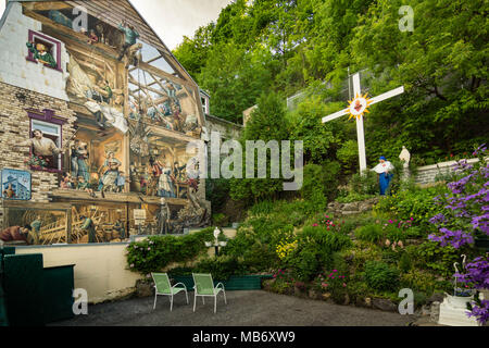 Murale dipinto sul lato di un edificio lungo la rue du Petit Champlain. Non ho notato il nun tendente al giardino al momento di prendere la foto! Foto Stock