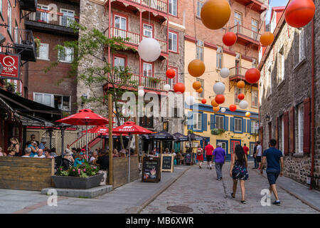 Sorseggiate un drink lungo la rue du Cul de Sac vicino a ora di cena Foto Stock