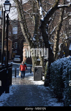 Chester cattedrale anglicana combattendo gli elementi su un inverni nevosi mattina Foto Stock