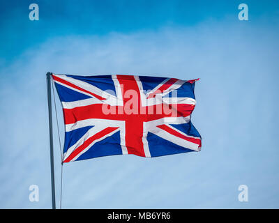 Union Jack Flag contro un nuvoloso cielo blu Foto Stock