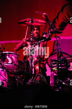 Costa Mesa, California, 17 marzo 2018 - Travis Barker sul palco con blink-182 a Musink Musica e Tatuaggio Festival - Photo credit: Ken Howard/Alamy Foto Stock