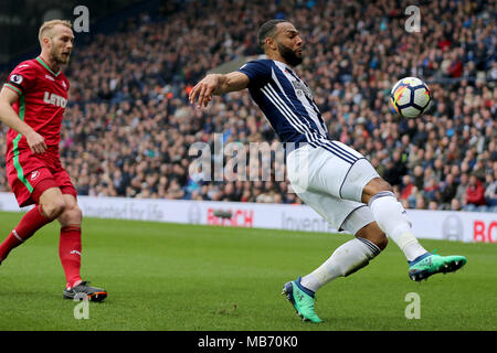 West Bromwich, Regno Unito. Il 7 aprile 2018. Matt Phillips di West Bromwich Albion tenta di controllare il pallone. Premier League, West Bromwich Albion v Swansea City a The Hawthorns Stadium in West Bromwich sabato 7 aprile 2018. Questa immagine può essere utilizzata solo per scopi editoriali. Solo uso editoriale, è richiesta una licenza per uso commerciale. Nessun uso in scommesse, giochi o un singolo giocatore/club/league pubblicazioni. Pic da Paolo Roberts/Andrew Orchard fotografia sportiva/Alamy Live news Foto Stock