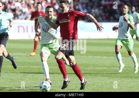 Freiburg, Germania. 7 apr, 2018. Gunter Christian (R) e Arnold Massimiliano (L) visto durante la partita di calcio tra SC Friburgo e VfL Wolfsburg in Freiburg. punteggio finale Credito: Elyxandro Cegarra SOPA/images/ZUMA filo/Alamy Live News Foto Stock