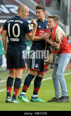 07 aprile 2018, Germania, Augsburg, Calcio: Bundesliga, FC Augsburg vs FC Bayern Monaco, il WWK Arena. A Monaco di Baviera la ventola gira sul passo per congratularmi con il player Arjen Robben per vincere il titolo. Foto: Stefan Puchner/dpa - AVVISO IMPORTANTE: a causa della Lega calcio tedesca·s (DFL) accrediti regolamenti, la pubblicazione e la ridistribuzione online e nei contenuti multimediali in linea è limitata durante la partita a quindici immagini per partita Foto Stock