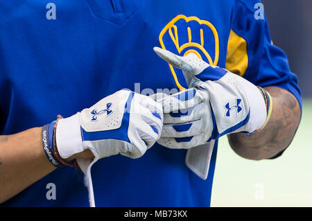 Milwaukee, WI, Stati Uniti d'America. 6 apr, 2018. Sotto la corazza batting guanti indossati da un fabbricante di birra di Milwaukee durante il Major League Baseball gioco tra il Milwaukee Brewers e il Chicago Cubs a Miller Park di Milwaukee, WI. John Fisher/CSM/Alamy Live News Foto Stock