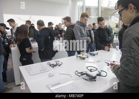 Budapest, Ungheria. 7 apr, 2018. I clienti hanno visto nel primo autorizzato negozio di vendita al dettaglio di cinesi drone fabbricante DJI sul suo giorno di apertura a Budapest, in Ungheria, in data 7 aprile 2018. Credito: Attila Volgyi/Xinhua/Alamy Live News Foto Stock