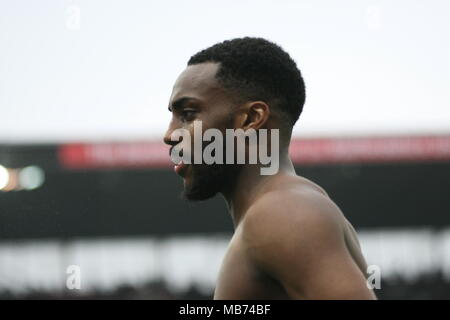 Stoke, UK. Il 7 aprile 2018. Stoke, Staffordshire, Regno Unito. 7 Aprile, 2018. Danny Rose o Tottenham Hotspur post corrispondono a Stoke City aver gettato la sua maglietta con la folla. Credito: Simon Newbury/Alamy Live News Foto Stock