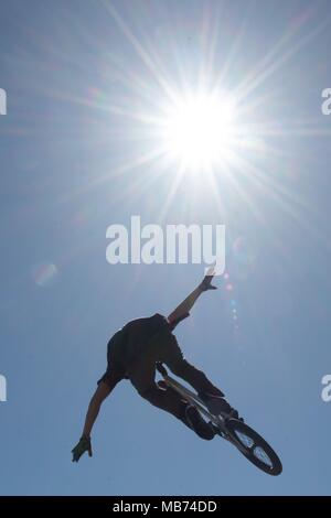 06 aprile 2018, Germania, Dresda: una BMX-er eseguire un salto ad uno skatepark. Foto: Sebastian Kahnert/dpa-Zentralbild dpa/credito: dpa picture alliance/Alamy Live News Foto Stock