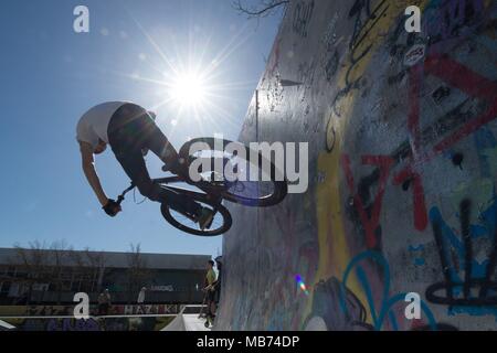 06 aprile 2018, Germania, Dresda: una BMX-er come una silhouette al sole in uno skatepark. Foto: Sebastian Kahnert/dpa-Zentralbild dpa/credito: dpa picture alliance/Alamy Live News Foto Stock