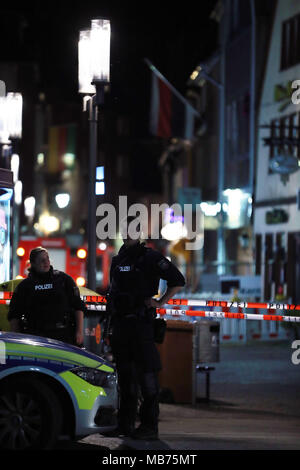 Muenster, Germania. 7 apr, 2018. Ufficiali di polizia di guardia presso il sito del veicolo aratura in Muenster, Germania, il 7 aprile 2018. Tre persone compreso il colpevole è morto e una decina di feriti, dopo un van arato in folla nella vecchia città occidentali della città tedesca di Muenster, il ministro degli Interni dello stato della Renania settentrionale-Vestfalia Herbert Reul detto media Sabato notte. Credito: Luo Huanhuan/Xinhua/Alamy Live News Foto Stock