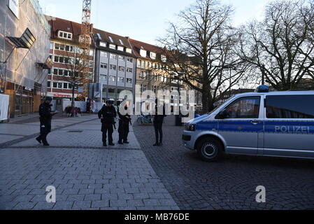 7 aprile 2018 - MÃ¼Nster, Germania - gli ufficiali di polizia visto con un van di polizia a guardia della città vecchia dopo l'attacco.Due persone sono state uccise ed una ventina di feriti mentre grigio di un furgone VW, è stato condotto in una folla di persone che stavano seduti intorno alla statua Kiepenkerl MÃ¼nster nella città vecchia a 15:27 ora locale del sabato.Dopo che l attacco di autorità di polizia è stato bloccato quasi tutte le strade attorno al centro della città per il problema di protezione. Anche i pedoni non erano ammessi a camminare nelle vicinanze delle strade. Credito: Saad Shahriar SOPA/images/ZUMA filo/Alamy Live News Foto Stock