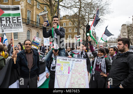 Londra, Regno Unito. 7 Aprile, 2018. Centinaia di persone si uniscono in un rally al di fuori di Downing Street in solidarietà con i palestinesi che frequentano il grande marzo di ritorno nella Striscia di Gaza e in segno di protesta contro la morte ci dai cecchini israeliani utilizzando proiettili di almeno 27 palestinesi inermi e il pregiudizio di centinaia di più. Credito: Mark Kerrison/Alamy Live News Foto Stock